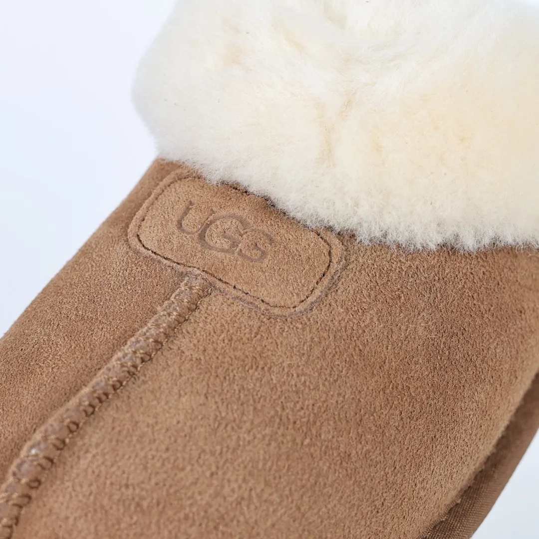 Pick up locally 💰480 The core recommendation is good price UGG Coquette lazy slippers series maroon Xiaohongshu hot model Henan Longfeng leather production Sheep fur integrated top quality in the market 2-3 cm cashmere insole to keep warm in winter and suitable for home use UUG has launched a style series in the new year, which is partially geared towards the preferences of young consumers and has also moved to the forefront of fashion trends. Shoe body material Water-repellent coated suede upper 17mm UGGPURE™ implanted wool insole Lightweight non-slip comfortable rubber outsole With brand LOGO Trademark Comes with full packaging Size: 35 36 37 38 39 40